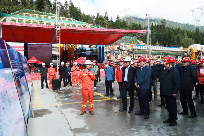 决战雪山之巅！国产首台高原高寒大直径硬岩掘进机“雪域先锋号”今日始发