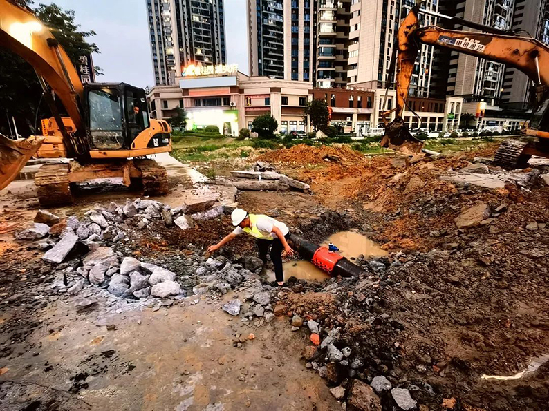 现场气柱喷涌！百色一施工队不慎将燃气管道挖穿