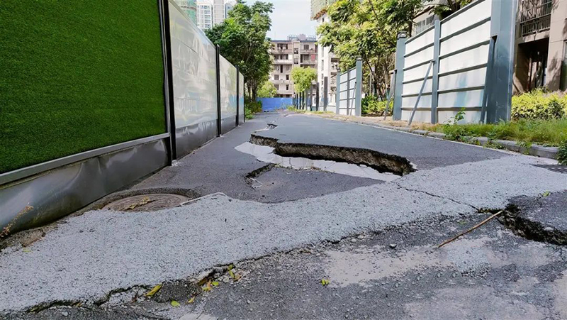 小区内百余米道路“折”成两半，旁边工地施工方承认系施工导致