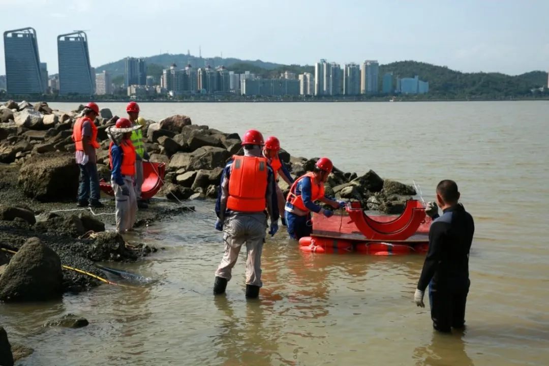 抢天夺时修复海上“生命线”！港珠澳大桥珠澳口岸人工岛给水管补漏复通