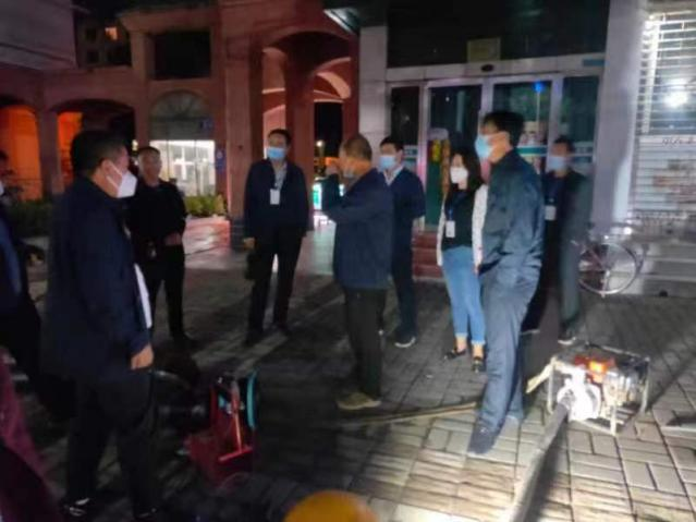 甘肃陇西县一小区供水管道破裂漏水