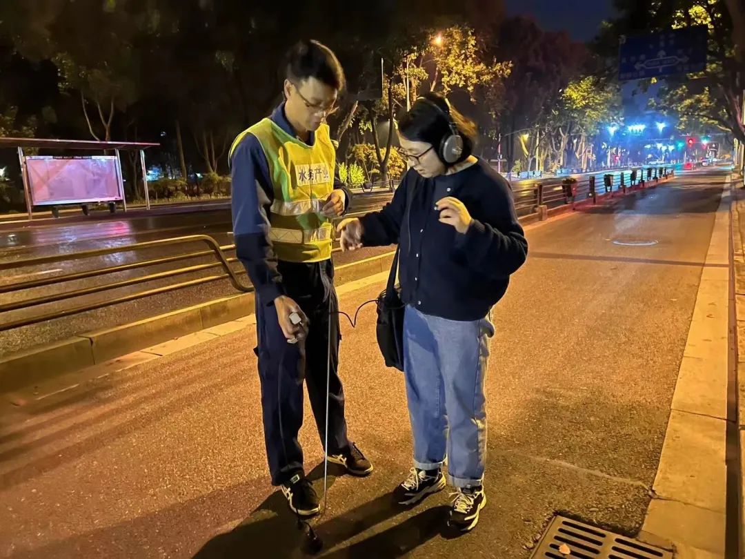夜深人静，侧耳听漏 | 他们是水管“听诊师”，每天要掀上百个井盖听漏点