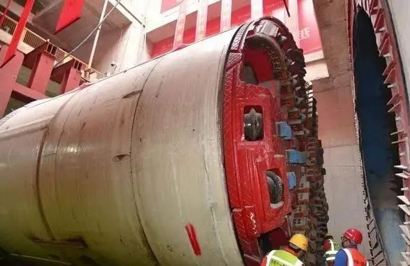 武汉地铁11号线建设迎新进展,王牌操作手驾驶300吨盾构机走“S”路线