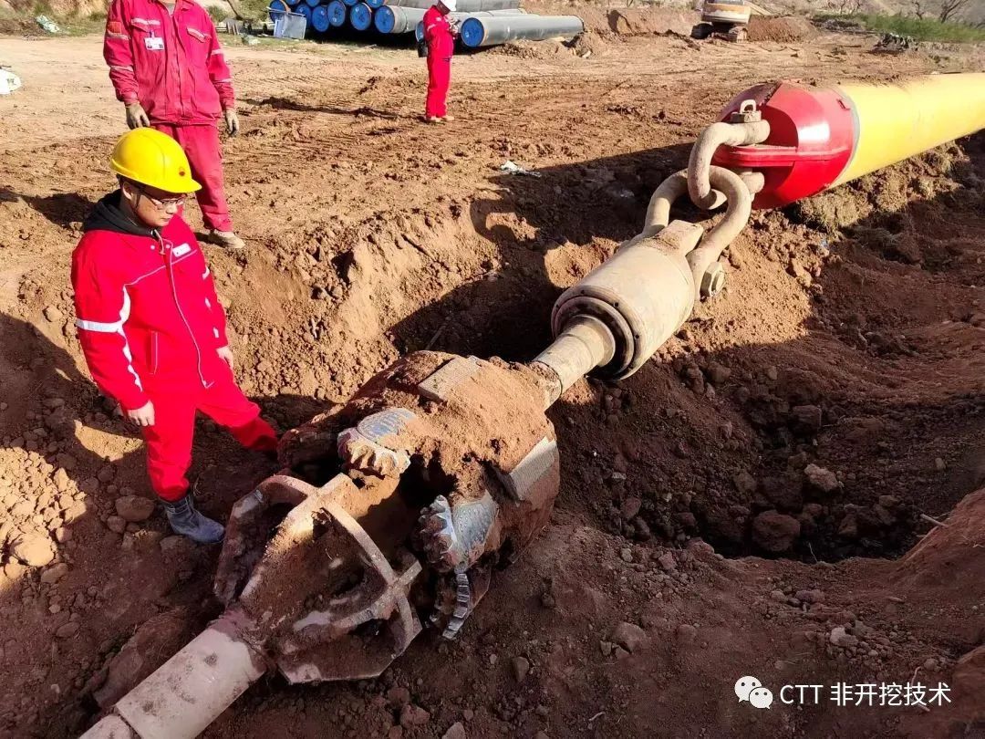 国内最大口径最长距离管道山体定向钻穿越回拖成功！