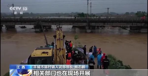 马路变“水路”！城市内涝如何避险？
